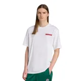 Remera blanca de manga corta con cuello redondo y un pequeño logo rectangular rojo en el pecho.