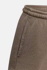 Shorts de mujer color marrón topo, de tiro medio, con cintura elástica ajustable mediante cordón y bajo con aberturas laterales redondeadas. Presenta una textura acanalada o de punto waffle.