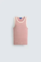 Musculosa de corte regular fit confeccionada en tejido de algodón con elasticidad, con diseño de rayas horizontales rojas sobre fondo beige, cuello redondo amplio y acabados en vivo doble.