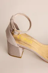 Sandalia de tacón cuadrado medio, confeccionada en tela tipo terciopelo color bordó, con tira delantera simple y pulsera ajustable al tobillo con hebilla metálica.