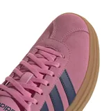 Zapatillas Adidas VL Court Bold de mujer, color rosa con detalles en azul marino y suela marrón.