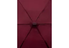 Paraguas plegable compacto color bordó, con funda a juego y tira para collar en la muñeca.