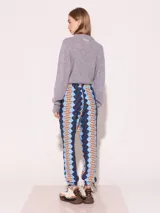 Pantalón con estampado geométrico en tonos azul, celeste, marrón y verde. Tiene cintura y tobillos elastizados con tancas para regular.