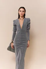 Vestido midi de fiesta color plateado con escote en V, mangas largas abullonadas y frunces en la falda.