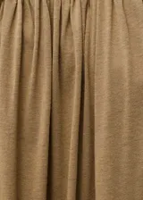 Mono largo de corte recto y diseño palabra de honor, con escote fruncido y bajo abullonado. Confeccionado en tejido mezcla de lana y viscosa.