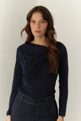 Remera negra de viscosa con cuello drapeado y mangas largas.