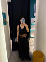 Cinto ancho de cuero marrón con diseño tipo corset, cierre de hebilla metálica y detalle de tachas doradas.