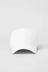 Gorra tipo trucker blanca con corona estructurada y paneles traseros perforados para mayor ventilación. Presenta el logo de la marca bordado en relieve al tono en el frente y cierre ajustable con velcro.