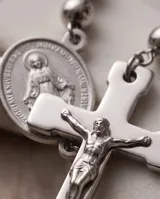 Collar rosario de acero italiano con cuentas esféricas, medalla milagrosa y cruz colgante.