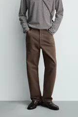 Jeans straight fit de corte recto y tiro medio, confeccionados en denim de algodón con lavado en color gris. Cuenta con cinco bolsillos y cierre frontal con cremallera y botón.