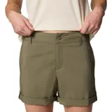 Short Columbia modelo Silver Ridge Short de color verde militar, confeccionado con materiales reciclados con tecnologías Omni-Shade y Omni-Wick. Cuenta con bolsillos laterales, bolsillo trasero, trabillas para cinturón y puños enrollables con botones a presión.
