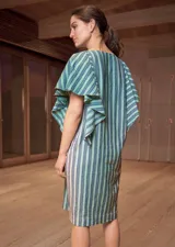 Vestido midi con estampado a rayas verticales en tonos verde oliva, gris y blanco. Tiene cuello redondo y mangas cortas amplias tipo volado.
