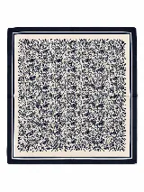 Pañuelo cuadrado de diseño estampado con patrón paisley en color azul marino sobre fondo blanco, con bordes en tono oscuro y líneas decorativas perimetrales.