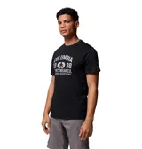 Remera de manga corta color negro con estampado gráfico frontal en color blanco que incluye el logo y nombre de la marca Columbia.