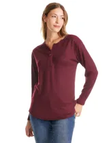 Buzo de tejido fino con escote henley y cierre de botones. Presenta detalles acanalados en hombros, puños y ruedo, con una silueta cómoda y terminación redondeada en la parte inferior.