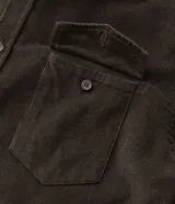 Camisa de hombre de corte regular confeccionada en terciopelo de algodón, con cuello clásico, cierre frontal de botones y dos bolsillos con solapa en el pecho.