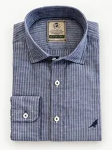 Camisa Club House de manga larga y corte clásico, confeccionada en 100% lino color azul con diseño de rayas finas verticales blancas. Presenta cuello corto, cierre frontal con botones blancos y detalle de bordado de un pájaro en el pecho.