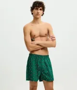 Calzoncillo tipo boxer de tela tricolina, color verde con estampado de bolas ocho de billar. Cuenta con cintura elástica para mayor comodidad.