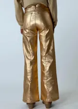 Pantalón plateado de corte oxford, confeccionado en tela metalizada elastizada.