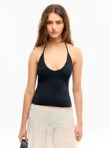 Top negro de microfibra con escote en U y tiras finas para anudar al cuello, de diseño ajustado.