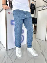 Pantalón mom jean de corte oversize en color azul con efecto lavado acid wash, de tiro medio y diseño holgado.