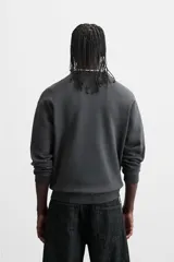 Jersey de punto de tacto suave con diseño de rayas horizontales anchas en color rosa claro y marrón oscuro. Presenta cuello redondo, manga larga y terminaciones en rib.