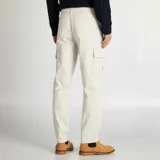 Pantalón cargo de hombre color gris claro, corte recto, con bolsillos laterales tipo parche en las piernas y cierre frontal.