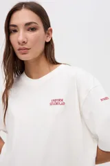 Remera de manga corta color azul, con calce clásico y tajos laterales. Presenta un bordado pequeño en el pecho con el texto 'UNIFORM STUDIO LAB' y un detalle bordado en la manga. Confeccionada en algodón lavado con textura suave.