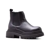 Bota corta de cuero negro con elástico lateral, plataforma y suela track.