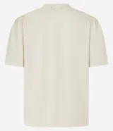 Remera color crema de algodón con cuello redondo y mangas cortas abullonadas. Estampa frontal con la frase "dolce douce dulce" en letras cursivas azul marino.