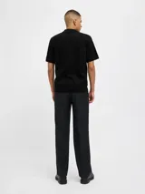 Polo de punto estructurado color negro, con cuello polo, cierre frontal parcial con cremallera y mangas cortas.