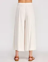 Pantalón palazzo de lino y viscosa, color blanco, de tiro alto y silueta amplia. Presenta pinzas frontales, bolsillos laterales y cierre con botón.