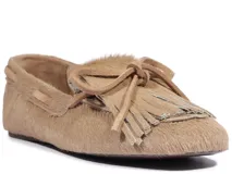 Mocasín Schutz de cuero con textura de pelo, color beige, con detalle de flecos y lazo frontal.