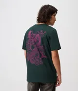 Remera masculina Blue Steel confeccionada en algodón, de corte comfort holgado, con cuello redondo, manga corta y estampa frontal de flores con texto en caracteres asiáticos.