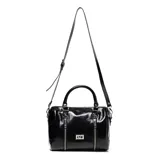 Cartera tipo baúl confeccionada en cuero negro con acabado brillante. Cuenta con dos manijas superiores, correa larga regulable y desmontable, detalles de cierres frontales verticales y herrajes metálicos plateados con el logo de la marca.