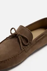 Mocasín casual de hombre, color azul marino, fabricado en piel serraje de alta calidad. Tiene forro y plantilla de piel, detalle de lazo en el empeine y horma redonda.