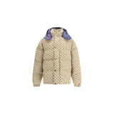 Campera puffer Gucci con el monograma GG en tono beige y marrón, cuello alto, capucha desmontable en color azul y cierre frontal de botones a presión.