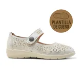 Zapato casual Korium Confort Aloia color plateado con detalles troquelados y tira con botón.