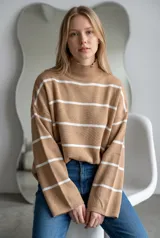 Sweater de punto con diseño a rayas horizontales en color marrón y blanco, cuello alto tipo media polera y corte holgado.
