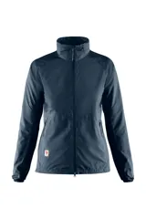 Campera azul de corte clásico, con cuello alto, cierre frontal y bolsillos laterales con cierre.