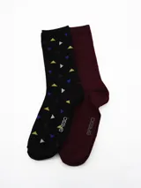 Pack de dos pares de medias de caña media marca Grego. Un par es de color negro con estampado de pequeños triángulos multicolores y el otro par es de color bordó liso.
