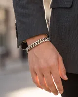 Pulsera de eslabones tipo cubana fabricada en acero italiano, con acabado pulido y cierre de seguridad.