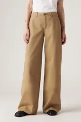Pantalón chino color beige de corte ancho, con bolsillos laterales y traseros.