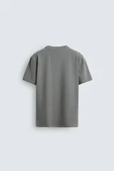 Camiseta de corte ajustado confeccionada en tejido de algodón con elasticidad, cuello redondo y manga corta.