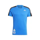 Remera de running Adidas, color celeste con detalles en negro y blanco. Diseño con logo de Adidas en el pecho y estampados de la NASA en el ruedo.