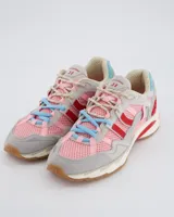 Championes de estilo runner retro marca Coolway, con diseño multicolor que combina tonos rosados, grises, rojos y celestes. Confeccionados en una mezcla de serraje, mesh y paneles reforzados, cuentan con una estructura robusta, suela de goma con relieve y detalle de refuerzo plástico en el talón.