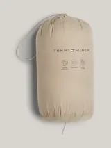 Chaleco acolchado color beige con relleno de plumón, cierre con botones a presión y logo de Tommy Hilfiger bordado en el pecho.