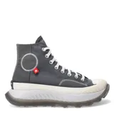 Championes Converse modelo Chuck 70 AT CX de caña alta, color gris. Presentan un diseño robusto con plataforma voluminosa, suela dentada de goma translúcida y puntera reforzada. Incluyen cordones blancos, parche lateral con detalle de estrella roja y construcción en lona resistente.