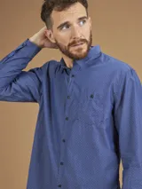 Camisa azul con micro estampado, de manga larga y corte clásico.