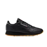 Championes Reebok Classic Leather color negro, de cuero, con detalles en rojo y suela de goma color caramelo.